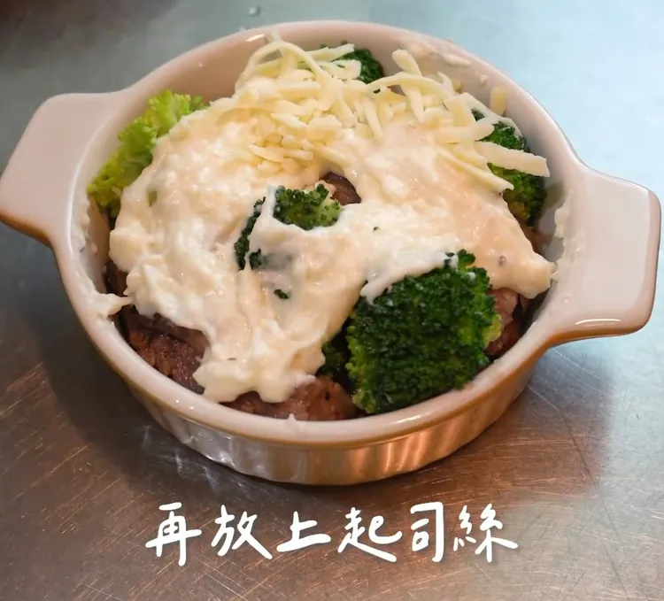 起司奶香焗牛肉食材準備：牛肉200克、鹽巴1茶匙、胡椒1茶匙、油1大匙、花椰菜100克
（起司醬）奶油15克、麵粉15克、牛奶160毫升、起司絲30克。IG @woodywoody315 提供