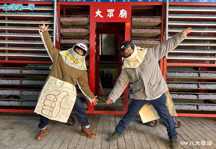 竇智孔（左）和Junior穿上防護裝備，體驗台南鹽水蜂炮的震撼。八大提供