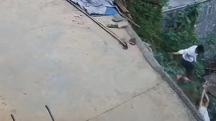 騎士與朋友摔落的地點並不深，兩人都無大礙。翻攝自微博