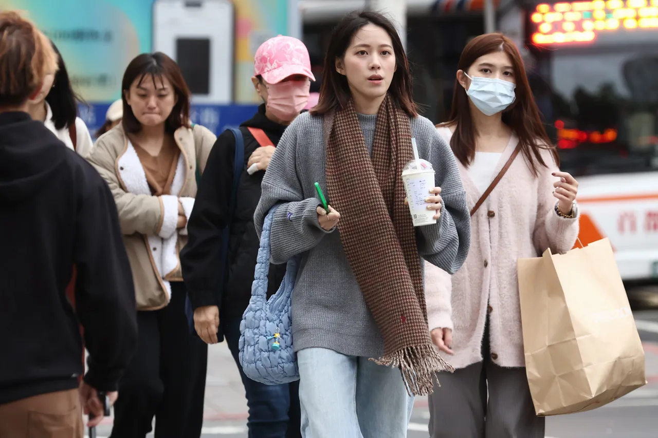 今天清晨天氣較涼，民眾出門留意保暖。彭欣偉攝