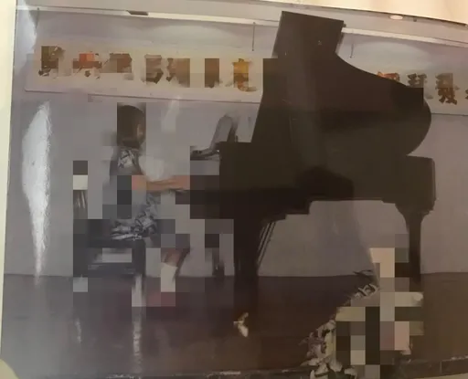 獨家|鋼琴師戀女童「伸入衣服搓胸」!彈錯竟罰「打頭或摸身體」 還在國小任教