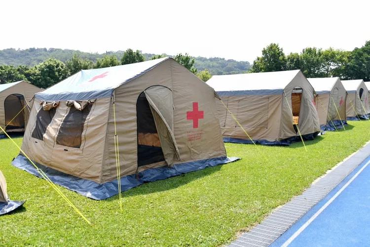 陳建仁勘查花蓮居民容安置情形。政院提供