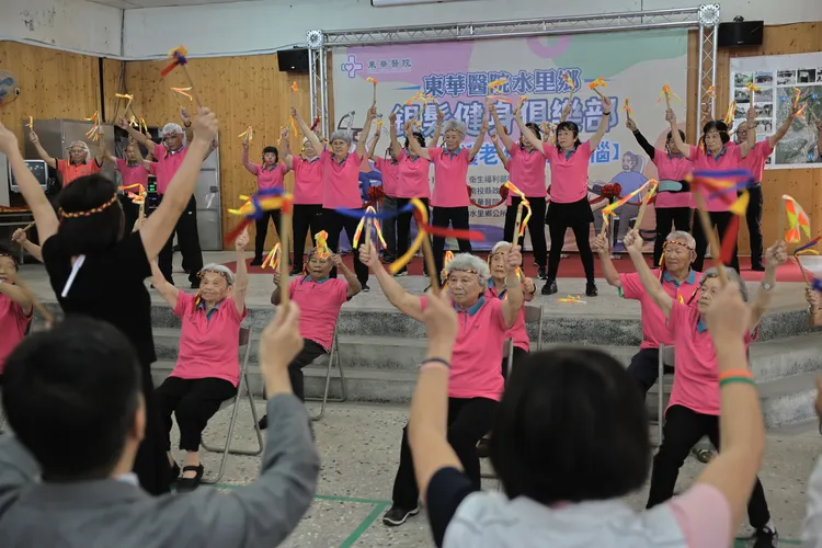 南投縣水里鄉銀髮俱樂部今天落成啟用，安排頂崁社區長輩進行開場舞及表演陶笛。東華醫院提供