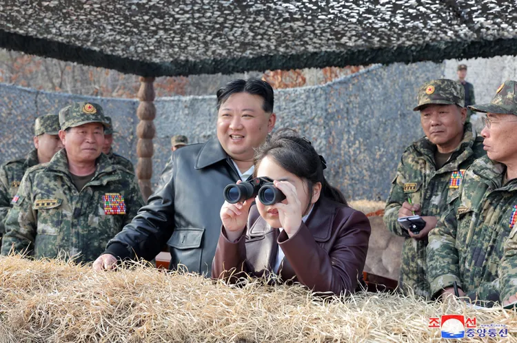 北韓官媒照片中，穿著皮大衣的金主愛拿著金正恩專用望遠鏡視察軍事現場，被南韓專家視為金主愛是接班人的證據。路透社