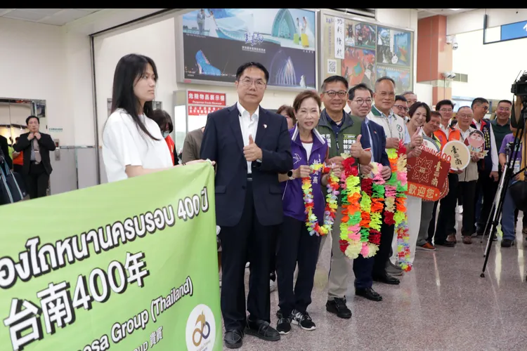 南市長黃偉哲列隊歡迎泰國旅客。市府提供
