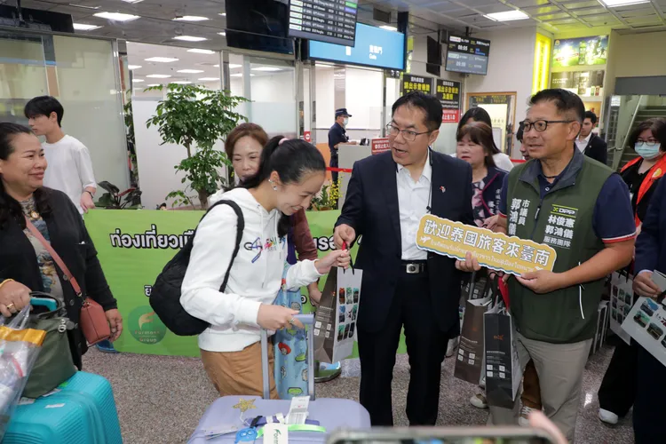 黃偉哲迎接泰國旅客後，接著搭包機至泰國出訪。市府提供