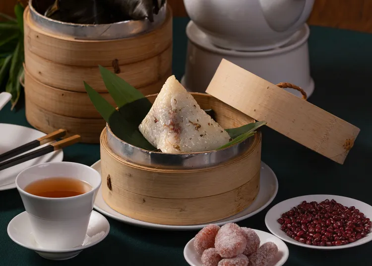 紅豆蜜棗粽以萬丹紅豆軟綿與金絲蜜棗香甜的滋味交融，軟糯可口，口感緊實。入口清雅甜口的純粹層次，勾勒家常甜蜜風味。業者提供