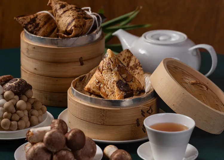 麻油松茸野菇粽用珍貴的「金福菇」白色松茸入粽，以北港麻油和老薑片煨煮入味，散發濃郁香氣，營造溫潤韻味。業者提供