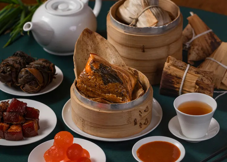 梅干扣肉粽選用香醇客家梅干菜，綿密糯米綑裹風味無窮。精選台灣溫體五花豬腩，梅干扣肉炆火精燉。業者提供