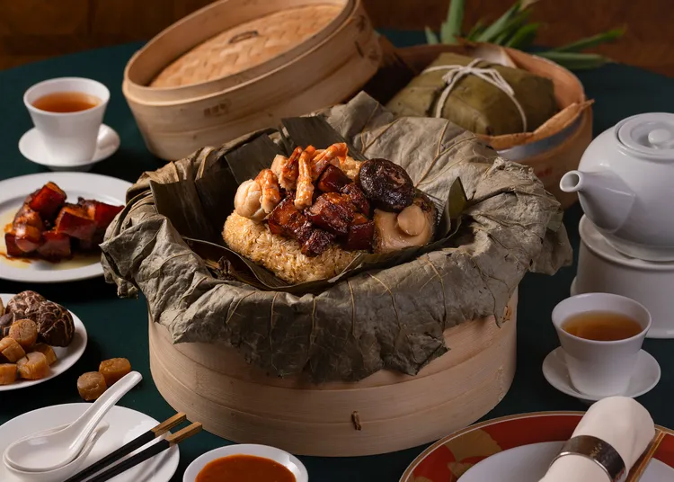 桃花林鎮店首選豪華荷香粽，荷葉包裹增加糯米飯香氣，食材精華充分融合滲透，飄香馥郁散發淡雅鹹香滋味。業者提供