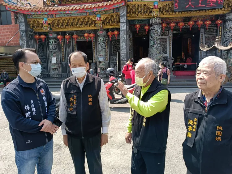 桃園分局日前拜訪桃園慈護宮討論交管事宜。翻攝畫面