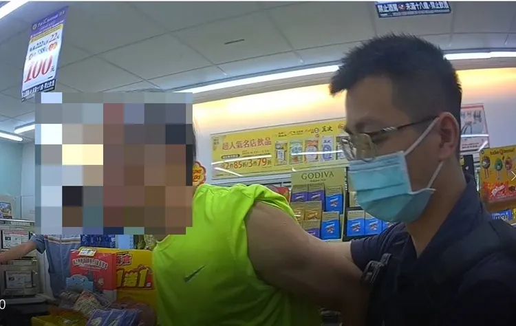 張嫌被返派出所。讀者提供