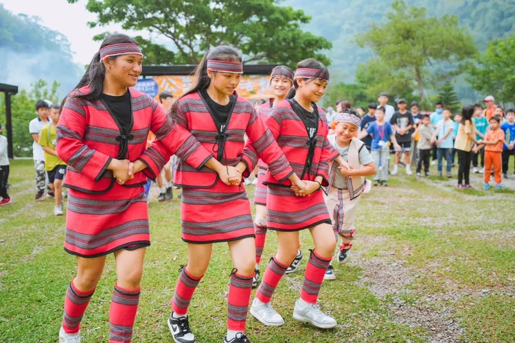 水田原住民舞蹈團帶領大家一起歡跳泰雅族特色的原住民舞蹈。業者提供