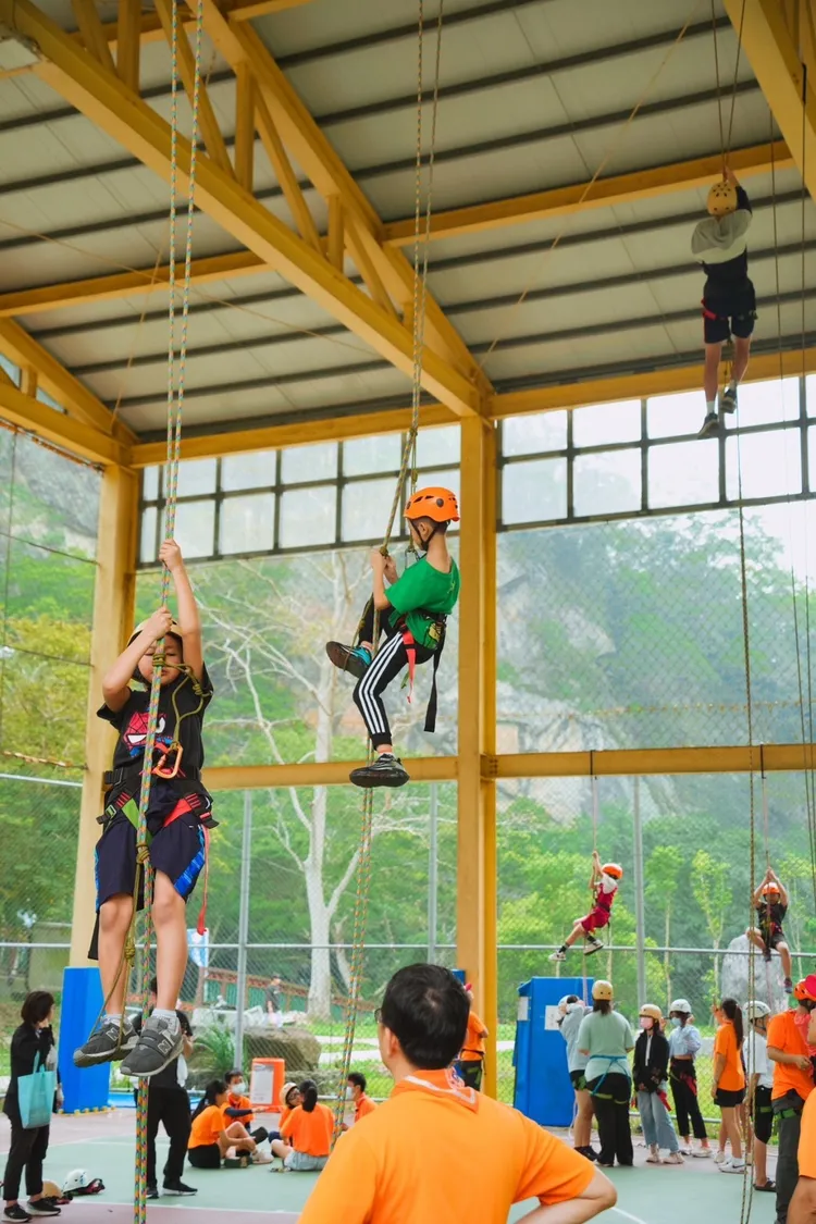 國小五年級學生小華成功挑戰了高難度的高空爬繩項目，這是小華第一次參加露營活動。業者提供