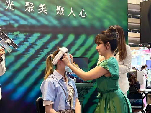 聚光燈代言人愛紗現身台北春季美容展　邀粉絲一起敷面膜