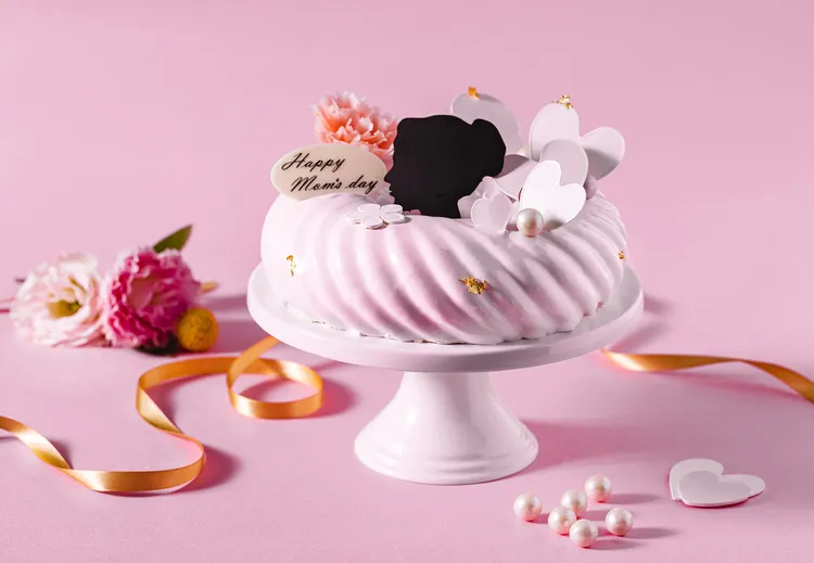 台北新板希爾頓母親節蛋糕「溫馨的愛」7吋售價1280元：預購期間享85折優惠。業者提供