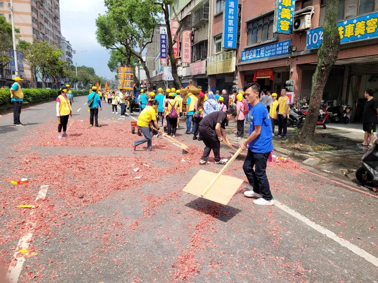 遶境隊伍遵守簽訂的公約，在申請時間內完成繞境，事後更主動清掃街道、撿拾垃圾，還給居民乾淨的環境。警方提供