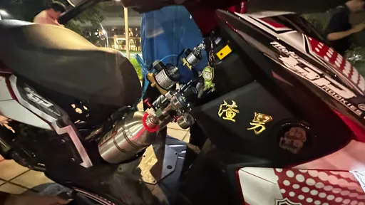 渣男標誌貼車身！罰不怕　騎士當場噴飛9千元