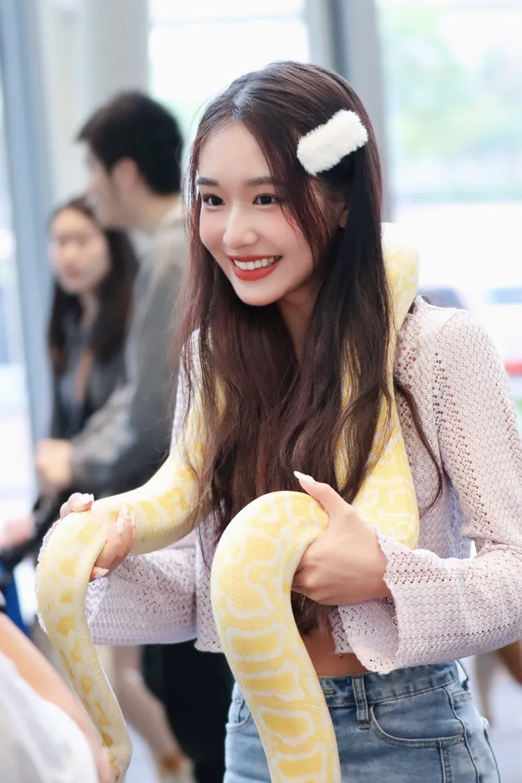 郭郭在寵物展上看到大蟒蛇非常興奮，把蛇掛在肩上。星光瑞瑞提供