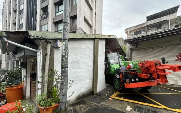 強大衝擊力導致雜貨店外牆出現一個大洞。翻攝照片