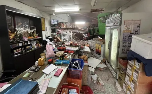 基隆吊車爆衝撞進雜貨店！移工差「12秒」恐沒命　恐怖瞬間曝