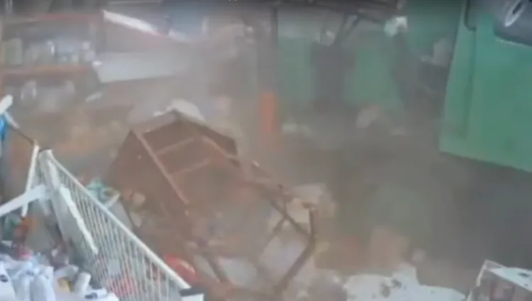 貨架產品被撞得東倒西歪。翻攝照片