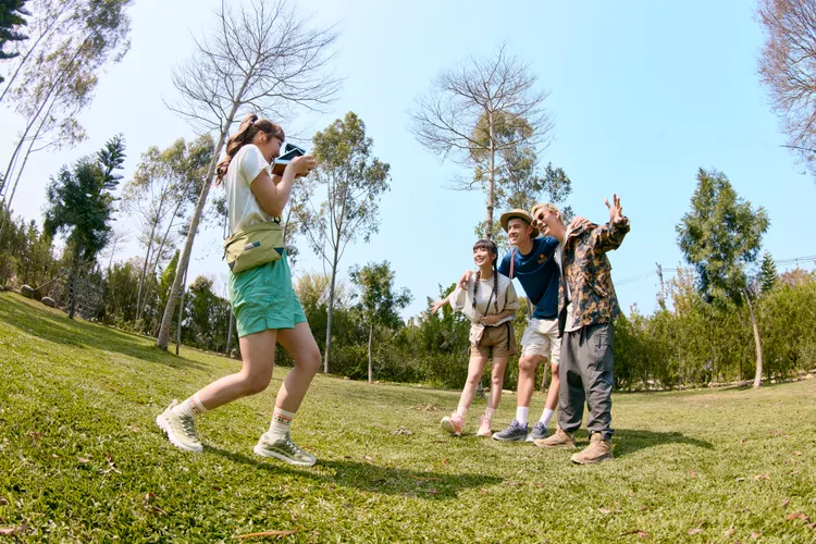 何美攜手各務孝太、牙牙林怡廷、曾睦軒等新生代明星穿上MERRELL新款防水鞋。品牌提供