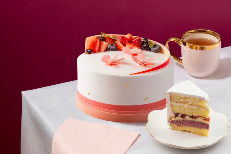 漢來糕餅小舖&日日烘焙坊聯手推出「葚情」母親節蛋糕，果香馥郁的桑葚蛋糕夾上巧克力跳跳糖，是一款帶有新意的經典蛋糕。業者提供