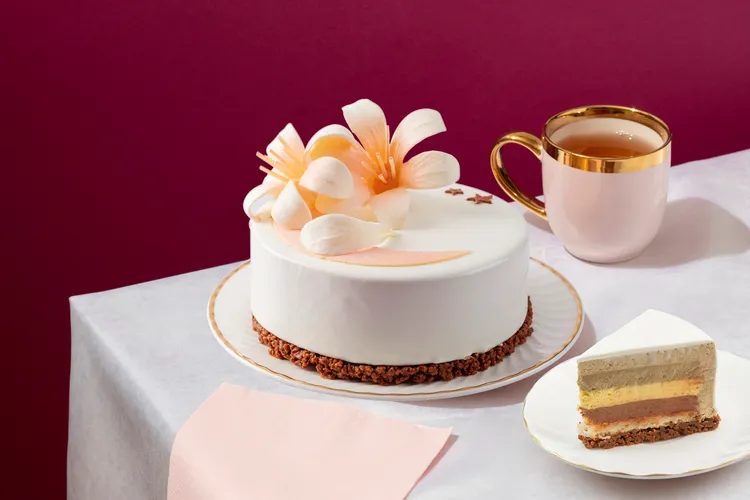 漢來糕餅小舖&日日烘焙坊聯手推出「百韻」母親節蛋糕，清新烏龍茶慕斯搭配野薑花巧克力，清心宜人、韻味悠長。業者提供