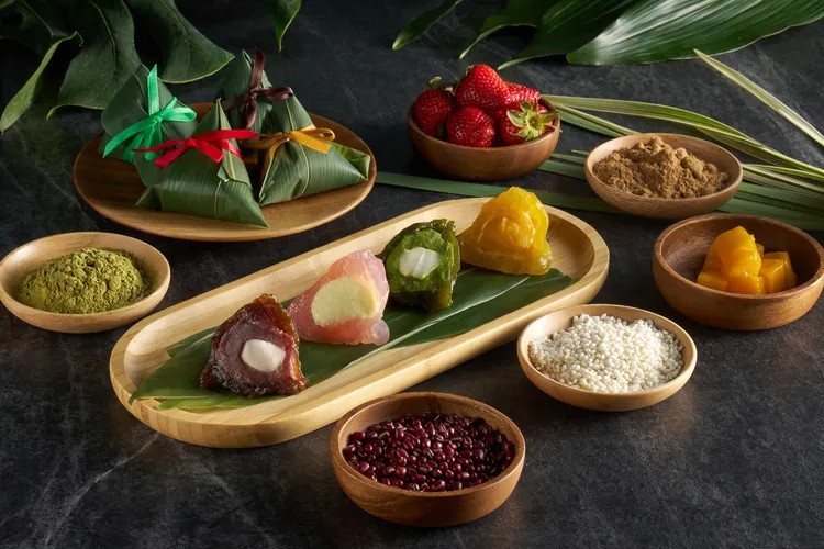 點心坊推出「冰心Q粽禮盒」內含黑糖紅豆麻糬、莓果荔枝玫瑰、百香果芒果麻糬、日式玄米茶柚子麻糬四種口味的甜粽。業者提供