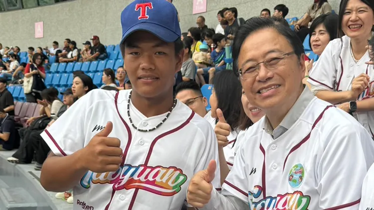 范宸竣與張善政。翻攝自張善政臉書