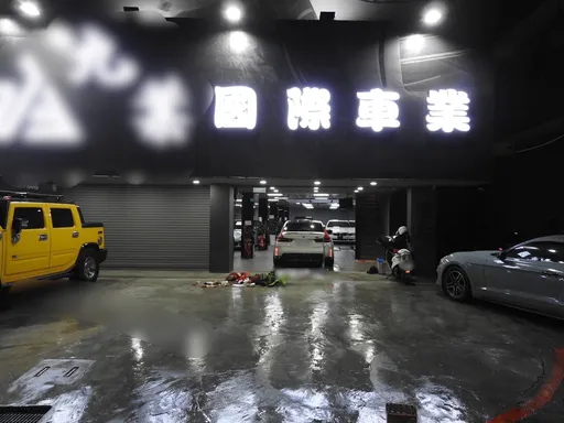 Joeman車行被砸！8屁孩不爽一事炮襲洩憤　網虧：在拍奢華煙火對決？