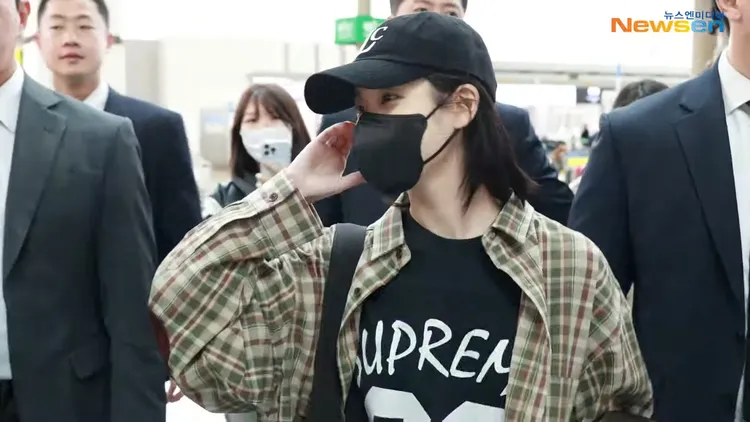 IU應媒體要求比出臉頰愛心。翻攝Newsen YouTube