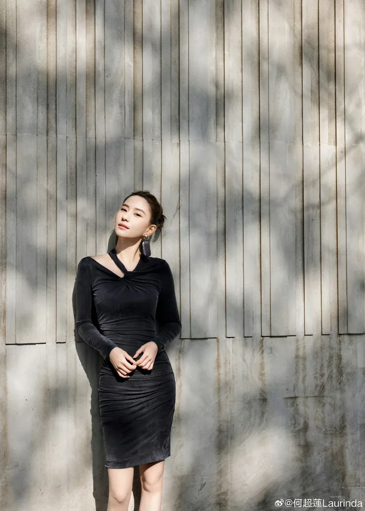 何超蓮在上海街頭大拍特拍。翻攝何超蓮微博