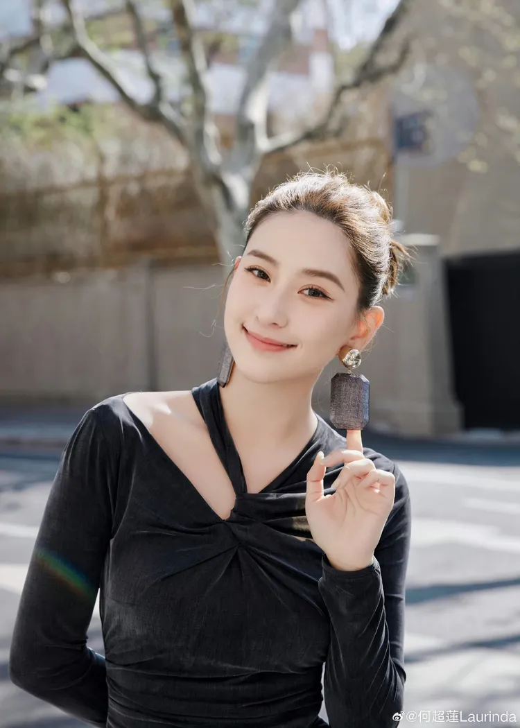 何超蓮在上海街頭擺拍。翻攝何超蓮微博