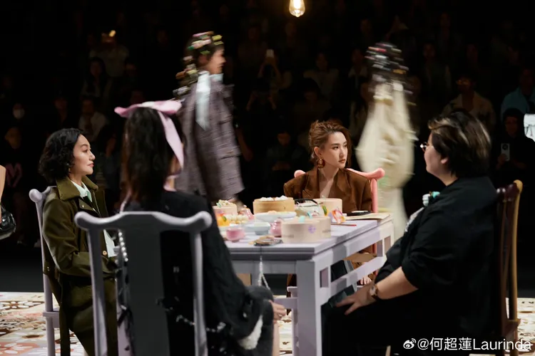 64歲雙金影后惠英紅（左一）與何超蓮（右二）同場。翻攝何超蓮微博