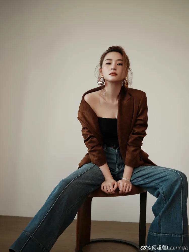 何超蓮的秀場造型選擇穿著西裝外套、平口背心、牛仔褲。翻攝何超蓮微博