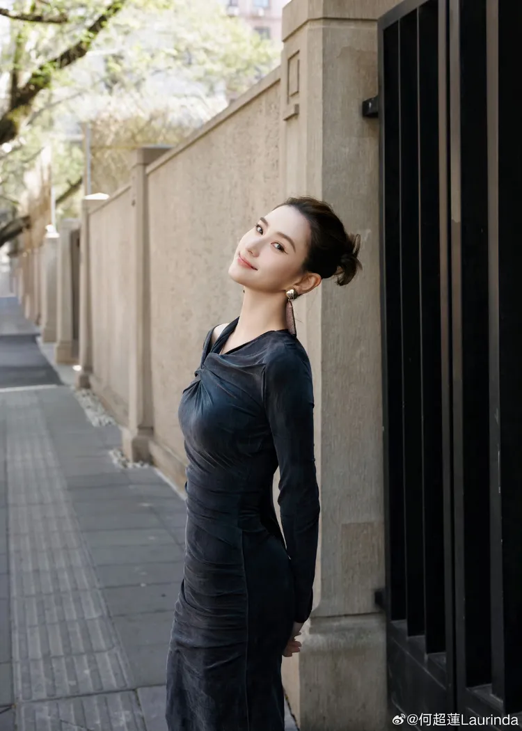 何超蓮以黑色皺摺短洋裝搭配盤髮造型相當有氣質。翻攝何超蓮微博