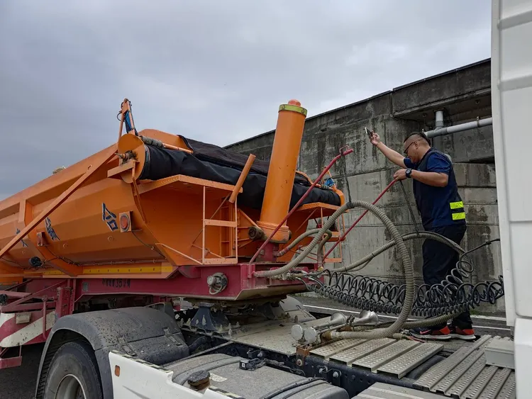 環保局強調持續不定時不定點攔查，結合科技打擊非法。環保局提供