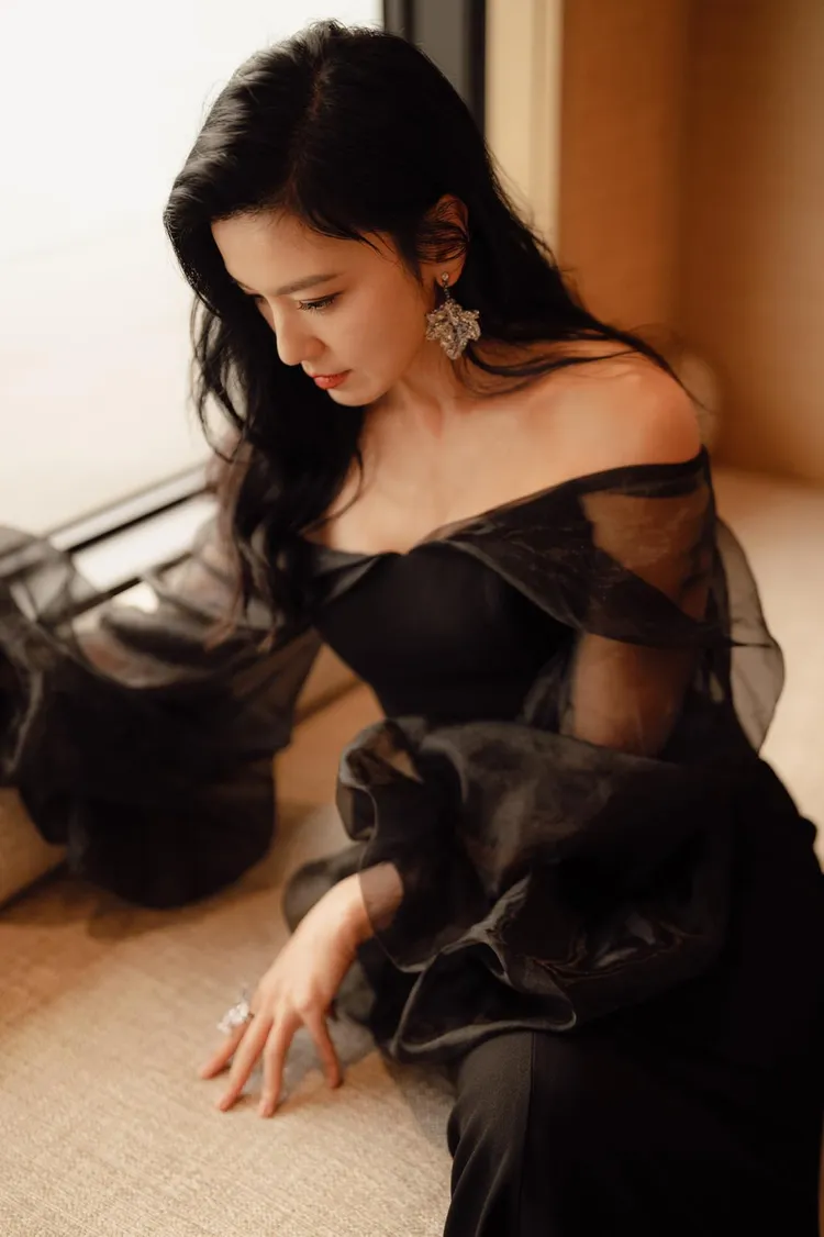 林熙蕾挾「林太」氣場亮相。