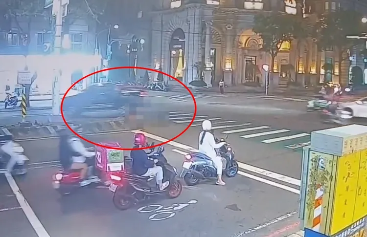 小客車輾過後，後輪還一度騰空。翻攝畫面