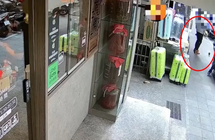 詹男故意把手機丟到地上。翻攝畫面