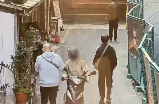 平头哥出「无影肘」碰瓷　摔烂手机过程全都录！这下踢到铁板