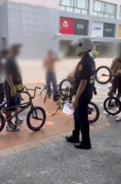 警方到場將他們勸離。民眾提供