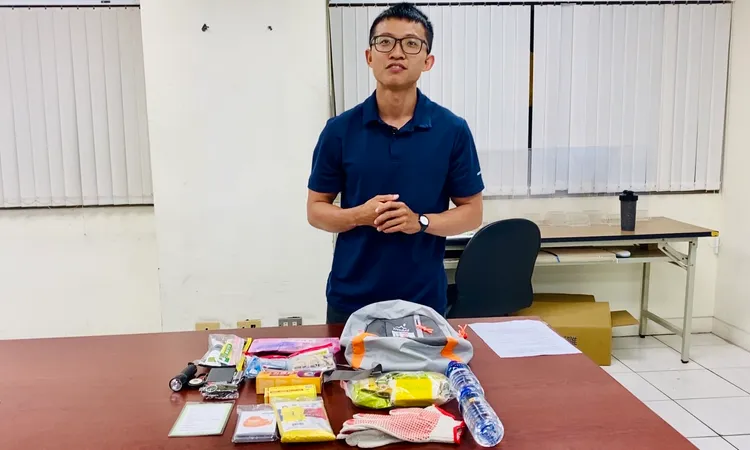 臺南市政府消防局災害管理科科員王靖閔開箱說明。王志弘攝