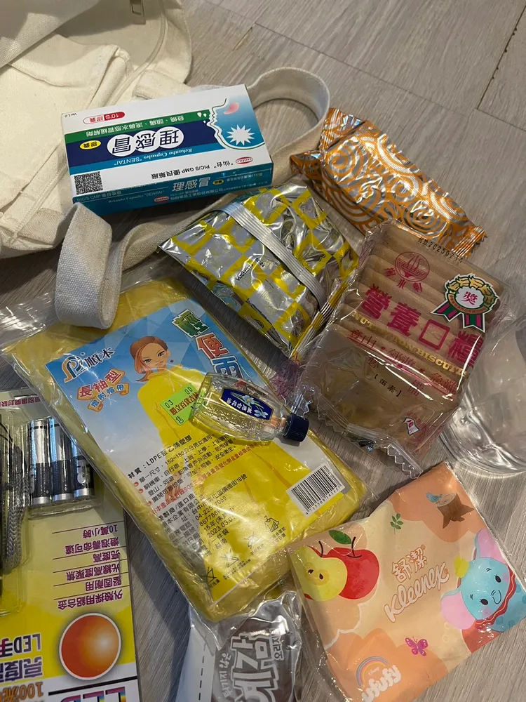 有網友貼出自己準備的避難包物品。翻攝Dcard