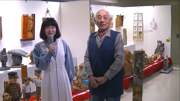 圖為谷上滿夫（右）幾年前出席雕刻展。翻攝自YouTube