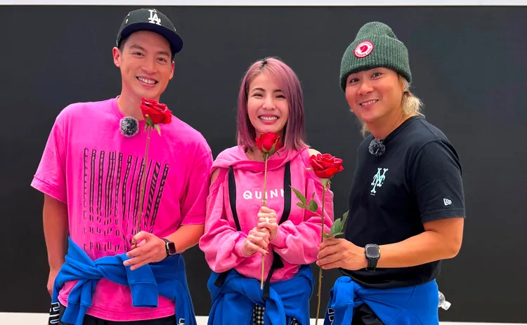 徐小可（中）收夢中情人王仁甫（右）送上玫瑰花，左為許孟哲。中視提供