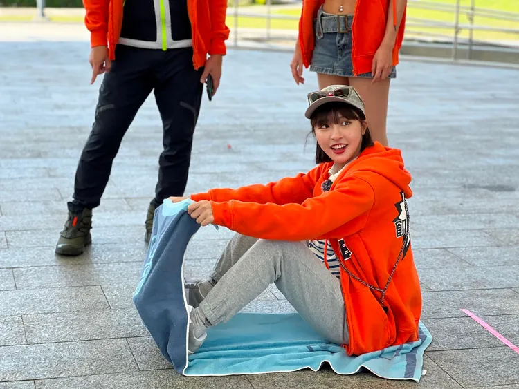 峮峮自豪比孫協志更擅長用毛巾走路。中視提供