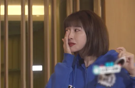 峮峮入主《飢餓遊戲》3年罕見崩潰　眼淚直流「痛到抱頭」原因曝光